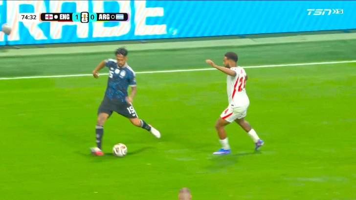 Alexis Mac Allister hits the bar against England 75'